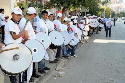 300 davulcu ve zurnacı ile karşılandı