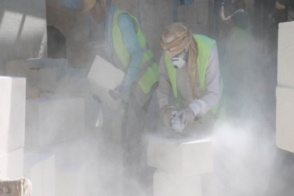 55 derecede ekmeklerini taştan çıkartıyorlar 