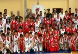 12 Dev Adam Basketbol Okulları çocuklara basketbol eğitimi veriyor