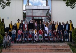 23 engelli çocuk tekerlekli sandalyeye kavuştu