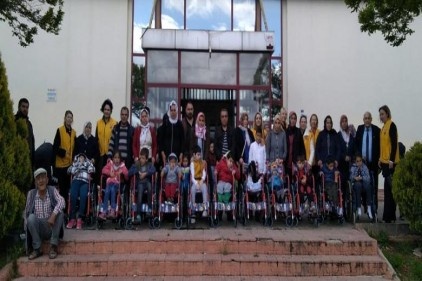 23 engelli çocuk tekerlekli sandalyeye kavuştu