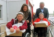 42 engelli, tekerlekli sandalyeye kavuştu