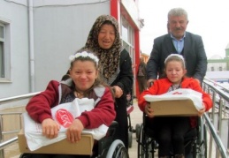 42 engelli, tekerlekli sandalyeye kavuştu