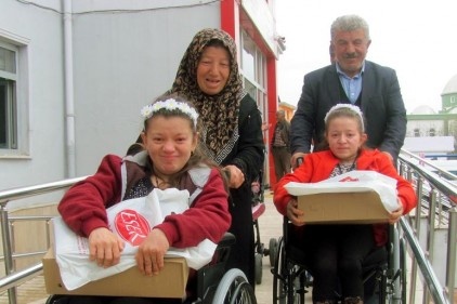 42 engelli, tekerlekli sandalyeye kavuştu
