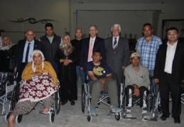 6 engelliye tekerlekli sandalye hediye edildi
