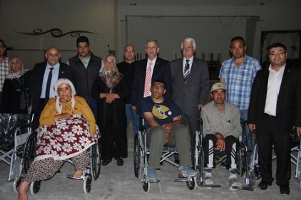 6 engelliye tekerlekli sandalye hediye edildi
