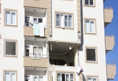 2 evde hasar, gün ağarınca ortaya çıktı