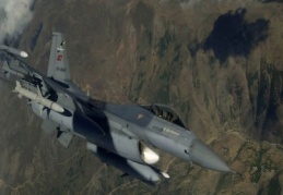 12 F-16 ile Suriye sınırında devriye uçuşu yaptı