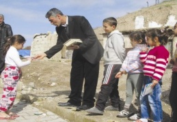 60 fakir öğrenciye hikaye ve okuma kitabı dağıttı