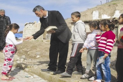 60 fakir öğrenciye hikaye ve okuma kitabı dağıttı