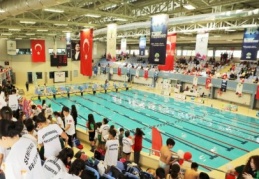 19 farklı kategoride 386 sporcu kulaç attı