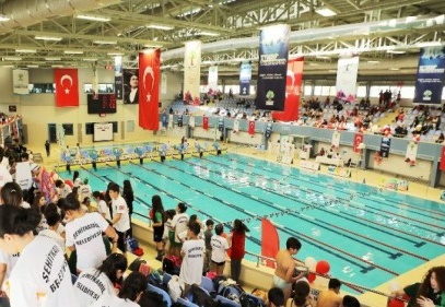 19 farklı kategoride 386 sporcu kulaç attı