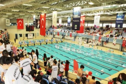 19 farklı kategoride 386 sporcu kulaç attı