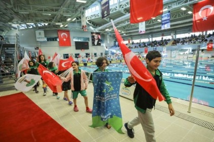 10 farklı kulüpten 360 sporcu kulaç attı