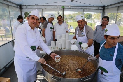 9 farklı noktada aşure ikramı yapıldı