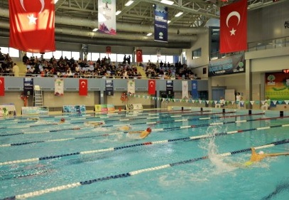 22 farklı spor kulübünden 696 sporcu kulaç attı 