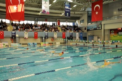 22 farklı spor kulübünden 696 sporcu kulaç attı 