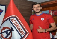 8 futbolcudan ikisi takımdan ayrıldı