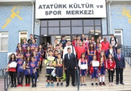 6. Geleneksel Ortaokullar Arası Basketbol Cumhuriyet Kupası ödülleri verildi