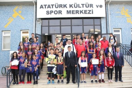 6. Geleneksel Ortaokullar Arası Basketbol Cumhuriyet Kupası ödülleri verildi