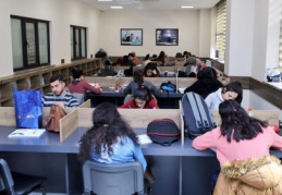 20 gençlik kütüphanesinin kapısı yarıyıl tatilinde de açık