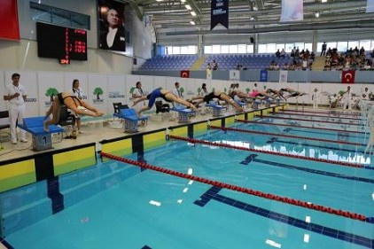 37 ilden 64 okul ve 225 sporcu kulaç attı