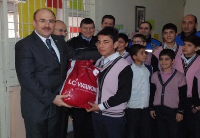 40 ilköğretim okulunda 1850 öğrenciye kıyafet yardımı yapıldı 