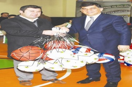 62 ilkokul, 63 ortaokul, 48 lise ile 26 taşıma merkezine top dağıtıldı