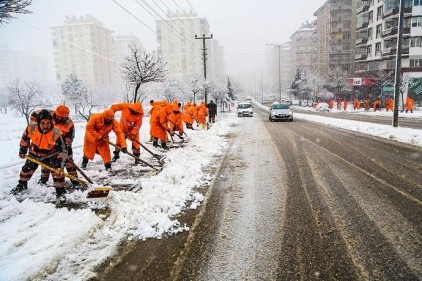 600 işçi, kar küreme, tuzlama ve yol açma çalışmasına katıldı 