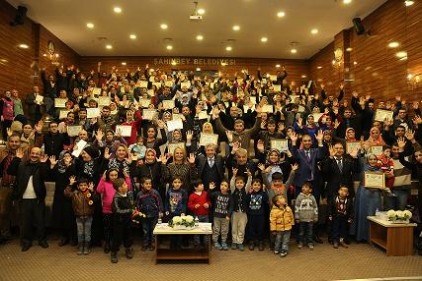 86 işitme engelli çift, sertifikasını Tahmazoğlu&#8217;nun elinden aldı