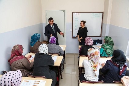 17 kadın kursiyer okuma-yazma öğrendi