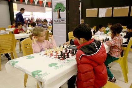 4 kategoride 300 satrançcı yarıştı