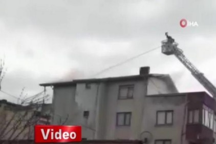 5 katlı binanın çatı katı alev alev yandı