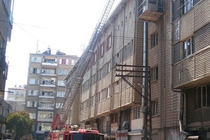 6 katlı bir binanın çatı katında çıkan yangın korkuttu