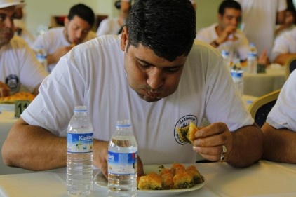 1 kilo baklavayı 1 dakika 59 saniyede yedi