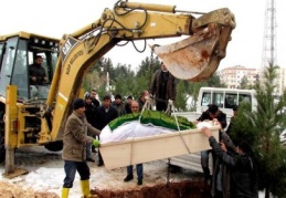 290 kiloluk obezite hastasının  tabutunu ancak vinç taşıyabildi