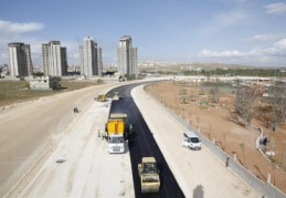 12 kilometre uzunluğunda 12 şeritli yol asfaltlanıyor