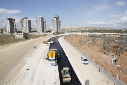 12 kilometre uzunluğunda 12 şeritli yol asfaltlanıyor