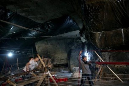 50 kilometre yol yürüyerek kendir üretiyorlar