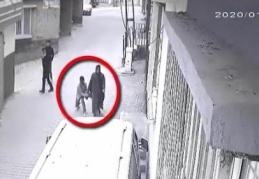 3 kişi kadının elindeki çantayı alıp kaçtı