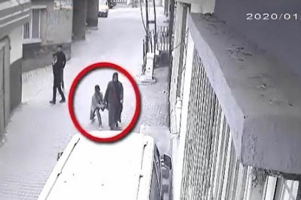 3 kişi kadının elindeki çantayı alıp kaçtı
