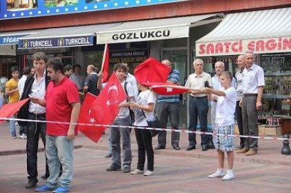 15 kişi teröre tepki gösterdi 