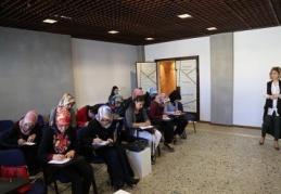 20 kişilik anne grubuna aile içi iletişim anlatıldı