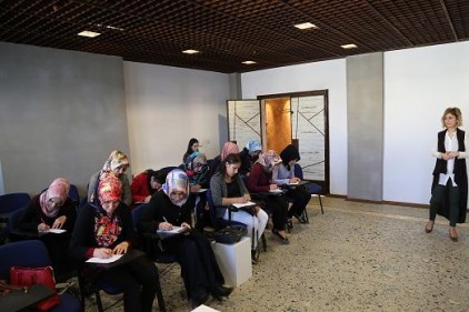 20 kişilik anne grubuna aile içi iletişim anlatıldı
