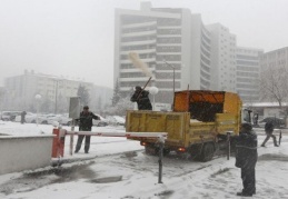 500 kişilik ekip, ilçe merkezinde kaldırım ve yol kenarlarını temizledi