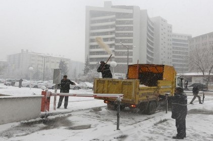 500 kişilik ekip, ilçe merkezinde kaldırım ve yol kenarlarını temizledi