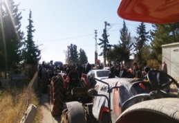 200 kişilik grup, yolu traktörlerle trafiğe kapattı