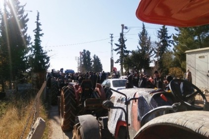 200 kişilik grup, yolu traktörlerle trafiğe kapattı