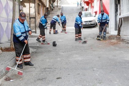 30 kişilik Mahallem Tertemiz Ekibi, tertemiz yapıyor