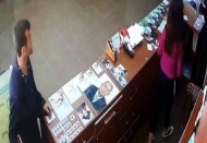 8 kişinin gözü önünde cep telefonunu çaldı 